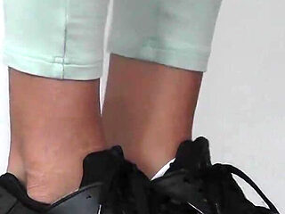 While Nomi Is on the Phone, the Slave Has an Orgasm