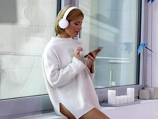 Blu Chanelle Mesmerizes in Solo Blonde Passion Heat