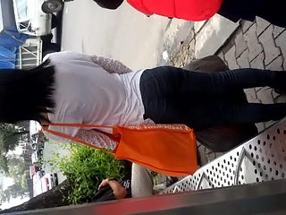 Culito esperando el bus