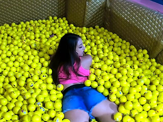 Thickumz - Beautiful Big Ass Teen Backs It Up On A Stud