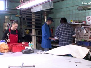 Azubi bumst Chefin in Werkstatt und wird erwischt