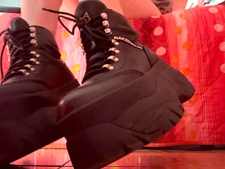 Sniff My Boots, Piggy