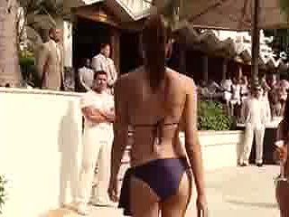 Gal Gadot bikini clip