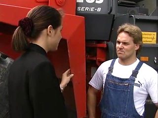 Nadine Perrier auf dem Bagger gefickt.mp4