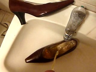 Piss in wifes brown classic pump