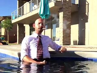 Wichsen und rauchen im Pool