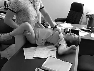 Sexo en la oficina con la secretaria