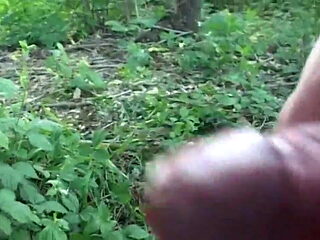 Bruna makes amateur sex in three in the woods
