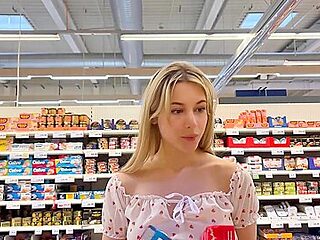 Cassandra Sort Les Seins A Lair A La Maison Et Dans La Rue