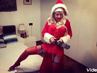 Lisa Monti la pornodiva vestita sa Babbo Natale gioca