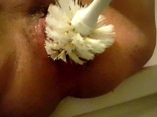 Toliet Brush in Loose Cunt