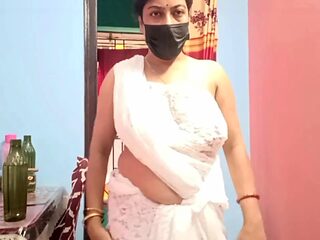 Indian mom in a saree reveals her natural bush and huge boobs, seduces in desi style as a mature aunty