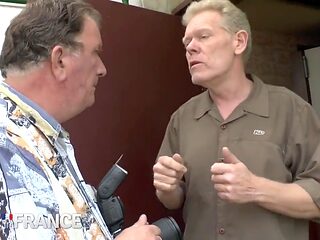 Ashley Bulgari, la coquine brune de 19 ans, se fait enculer dur, dp et fistée