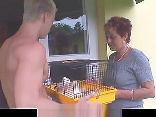 Hunly neighbour fucks her shaved old pussy