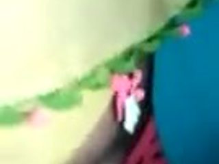 Kopftuch Schlampe saugt Schwanz und wird gefickt