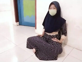 Hot Desi House Cleaner Rianicute Gives Blowjob & Fucks in Homemade Hijab Sex