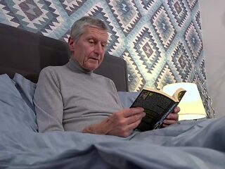 Sweet teen seduces her daddy’s friend to get her twat banged