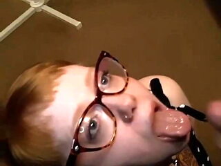 Ejac faciale sur une rousse a lunettes