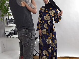 Sexy Holly Molly in hijab wants some photos