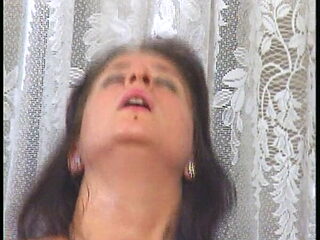 Brunette Milf fickt mit Jonny auf der Couch bis zum Orgasmus