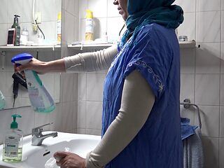 Immigrant maid from Syria lets her German employer cum inside her pussy