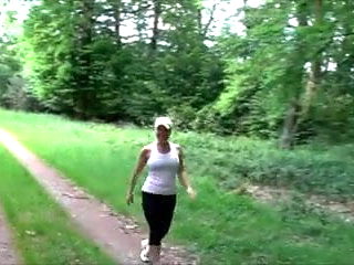 Milf wird im wald gekickt