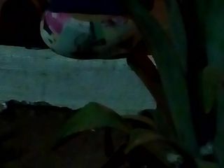 Nalgona perfecta esperando bus