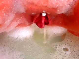 REAL MILF PISS IN BATHTUB LABIA HUGE TITS PISSPLAY AMATEUR