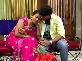 Gorgeous Aunty in Saree