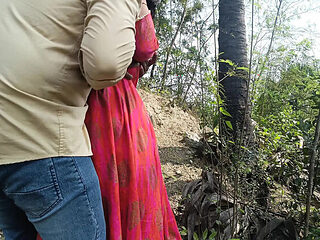 Hot Indian Housewife Laxi Ammu Gets Naughty Outdoor Public Sex With Apple Baby