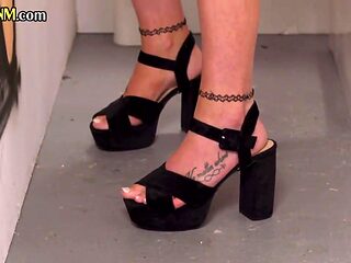 CFNM British femdom babes suck gloryhole cocks on toilet