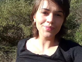 French Brunette Flash outside in Forest - Francaise S'exhib Dans Les Bois Vic Alouqua 1080p