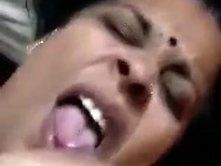 Aunty apni boobs dabwate hue