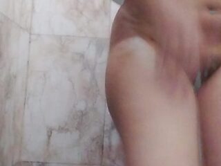 Made video of desi girlfriend taking bath