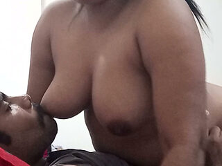 INDIAN BEAUTY QUEEN SHOWING HER BODY TO BOYFRIEND ACCIDENTLY VIDEO GOME ON INTERNET