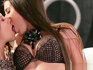 Shyla Jennings Licks Clit