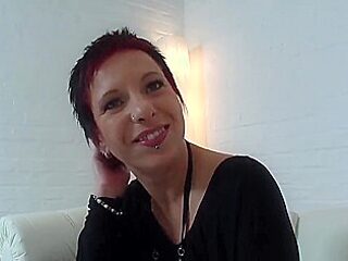 Milf Kim Und Der Riesen Dildo In Der Fotze