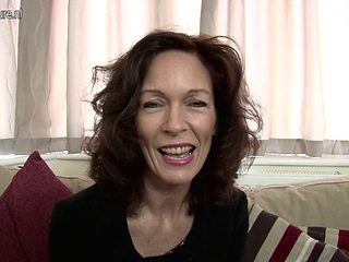 Sexy British cougar sets her cookie on fire