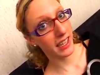 Cette belle salope prend une bonne queue dans son cul!