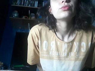 Horny Girl Shows Her Ass in Shorts