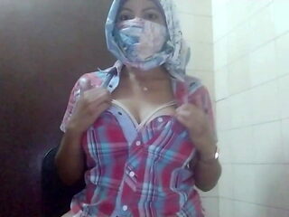 Real Muslim Arab Mom Squirting And Showing Big Muslim Tits