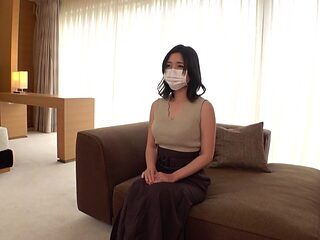SIRO-4998　【教師としての立場＜気持ちイイコト】「身バレしたくないので……」とマスクを着用してカメラの前に立つも、気持ちよくなってすぐに外してしまった、むっつりスケベ保健室の先生。 ネットでAV応募→AV体験撮影 1973