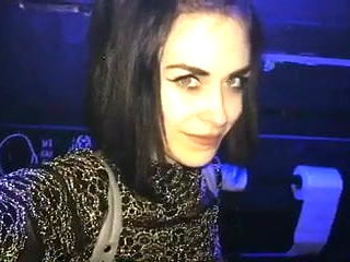 Gepiercte Schnalle lutscht an Damentoilette in der Disco!