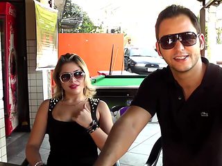 Rolou uma putaria com a loira no bar