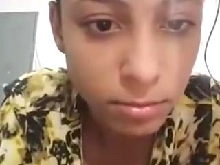 Gostosa brasileira mostra os peitos sem dar conta