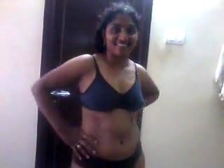 Andra aunty possing to bf sexy 2