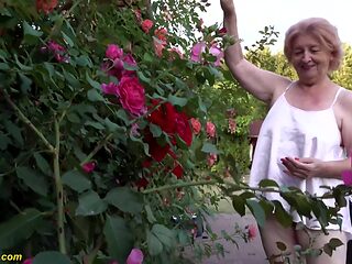 Rousse Au Gros Ventre Une Vraie Mature De 83 Ans Profite D