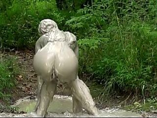 Teen Annabelle Pync messy in bubbling mud