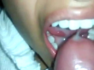 le gusta la leche en su boca 