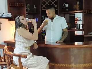 I wait for the client in my bar and she drinks and I fuck her
